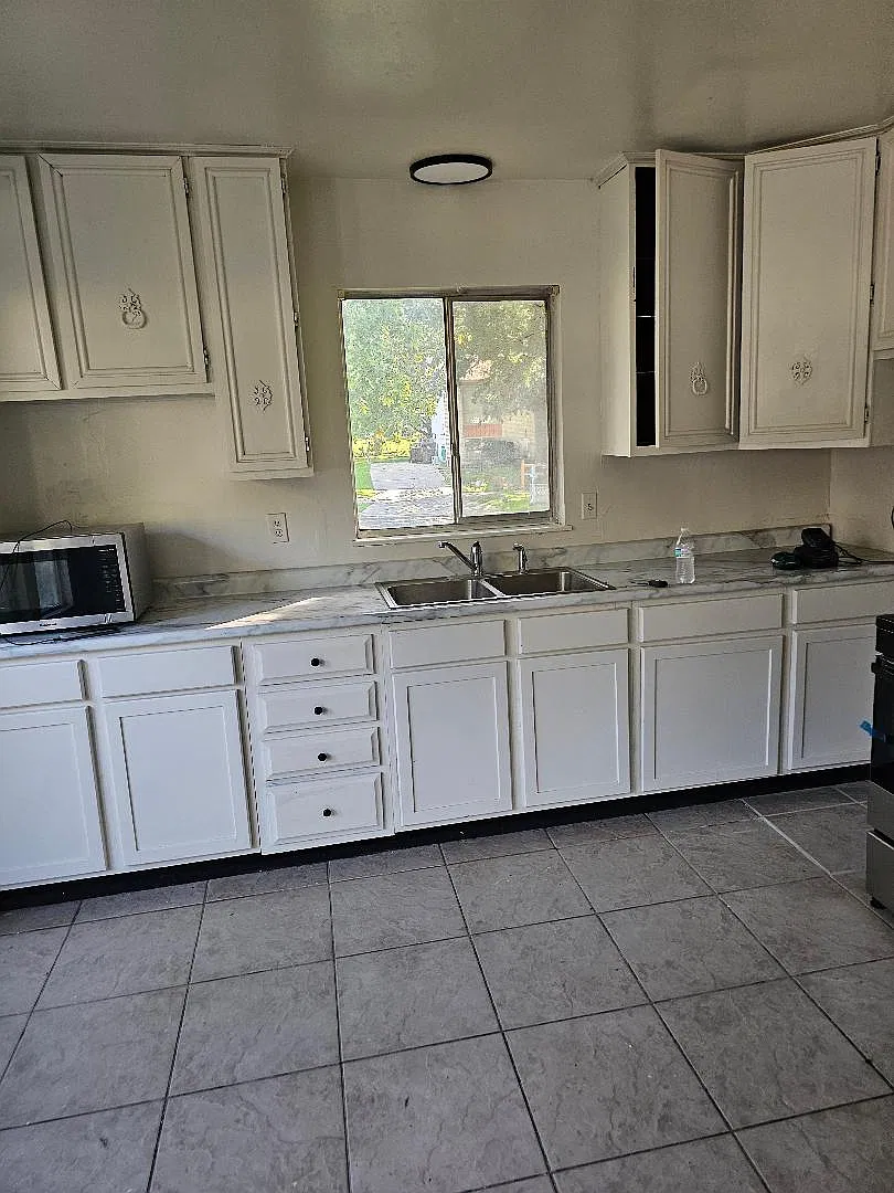 3 bed, 1.5 bath, 949 sqft, $1,200 — Photo 2