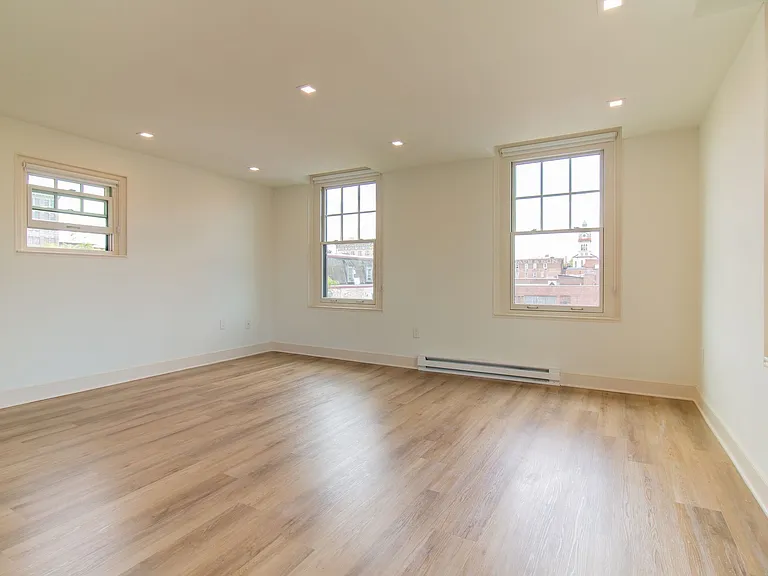 Huntington Apartments — Photo 7
