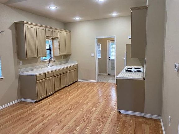 2nd image of 320 W Sloan St
