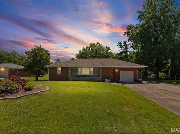 907 Taylor Ave, Godfrey, IL 62035