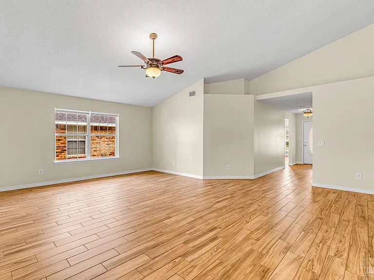 21 Easton St — Photo 15
