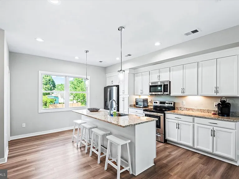 221 Wilder Ave — Photo 3