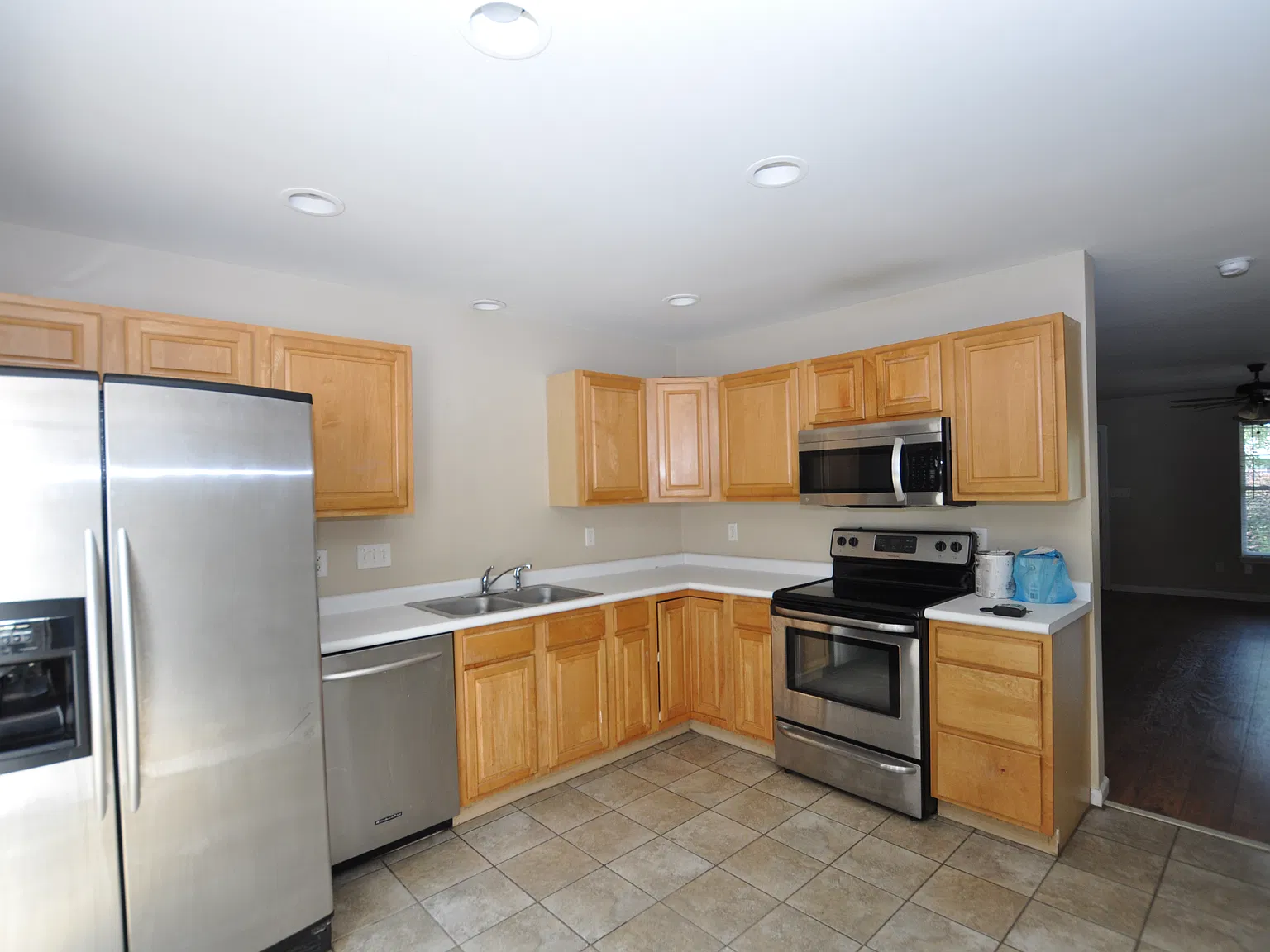 2 bed, 2.5 bath, 1300 sqft, $1,600 — Photo 2