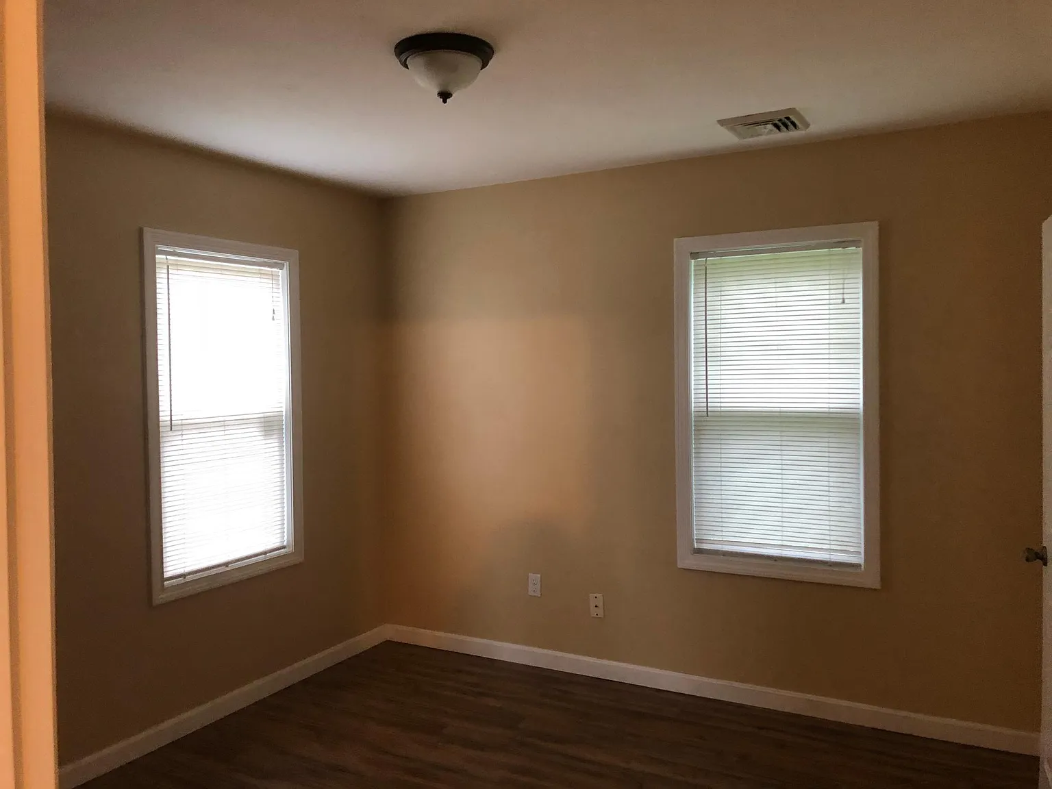 3 bed, 1200 sqft, $2,300 — Photo 4