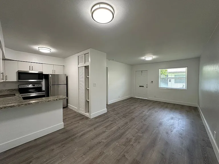 2221 Monroe St — Photo 9