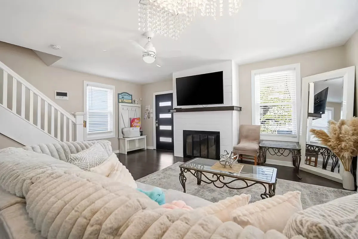 4 bed, $2,500 — Photo 4