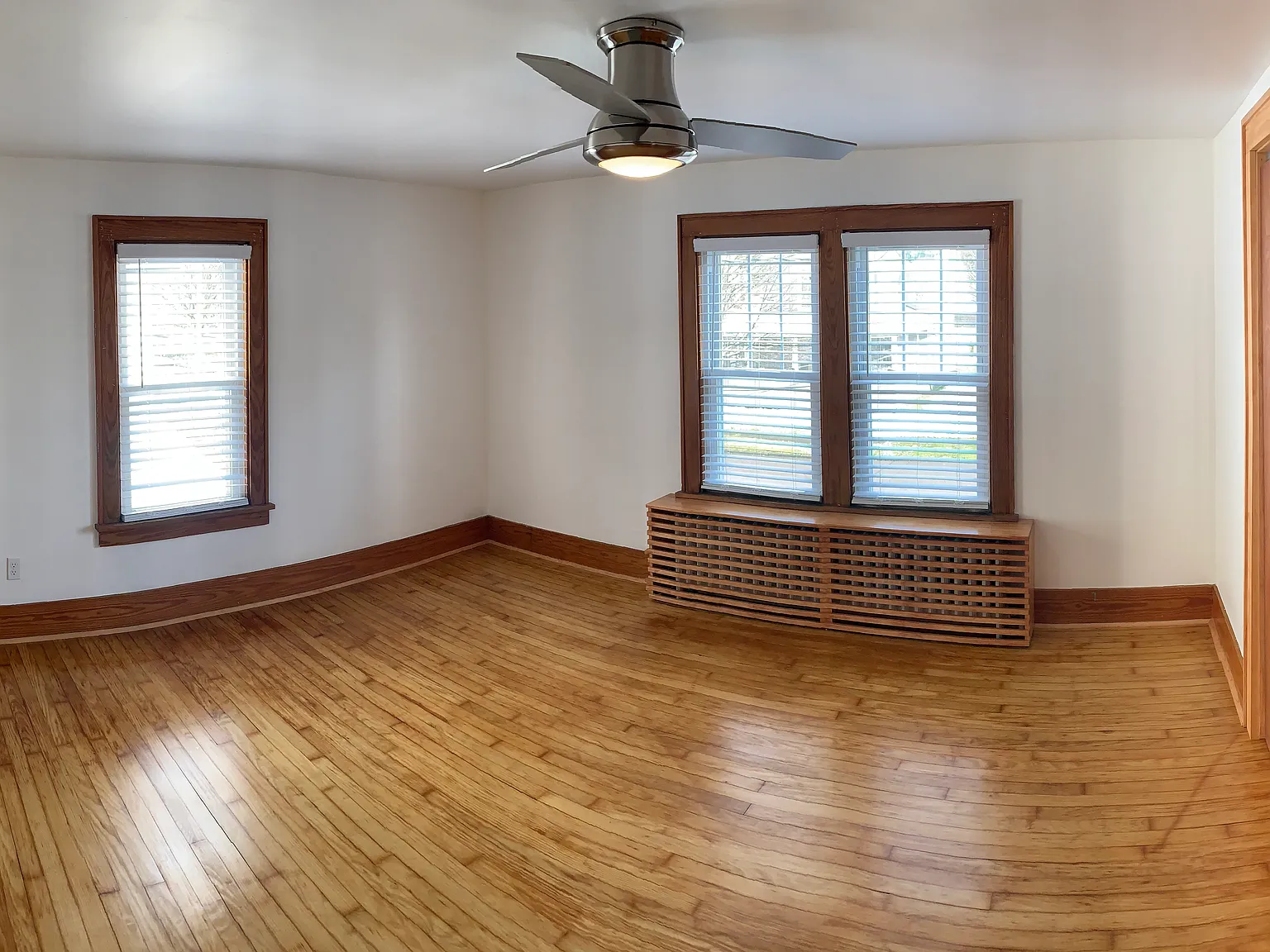 3 bed, 1.5 bath, 1600 sqft, $1,300 — Photo 2