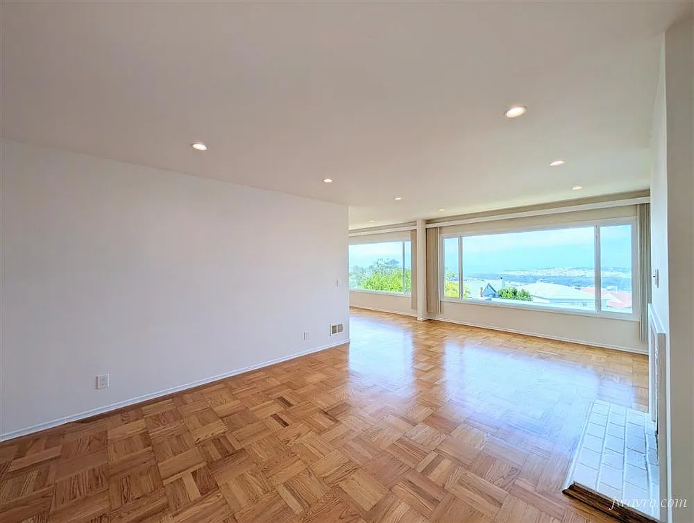 Remodeled ocean view single family home with a 2 car garage — Photo 3