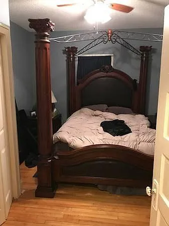 Bedroom w/king bed