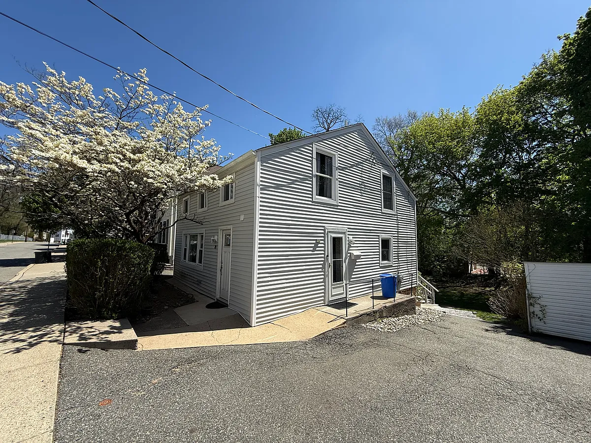 Building Photo - 20 Maple Ave