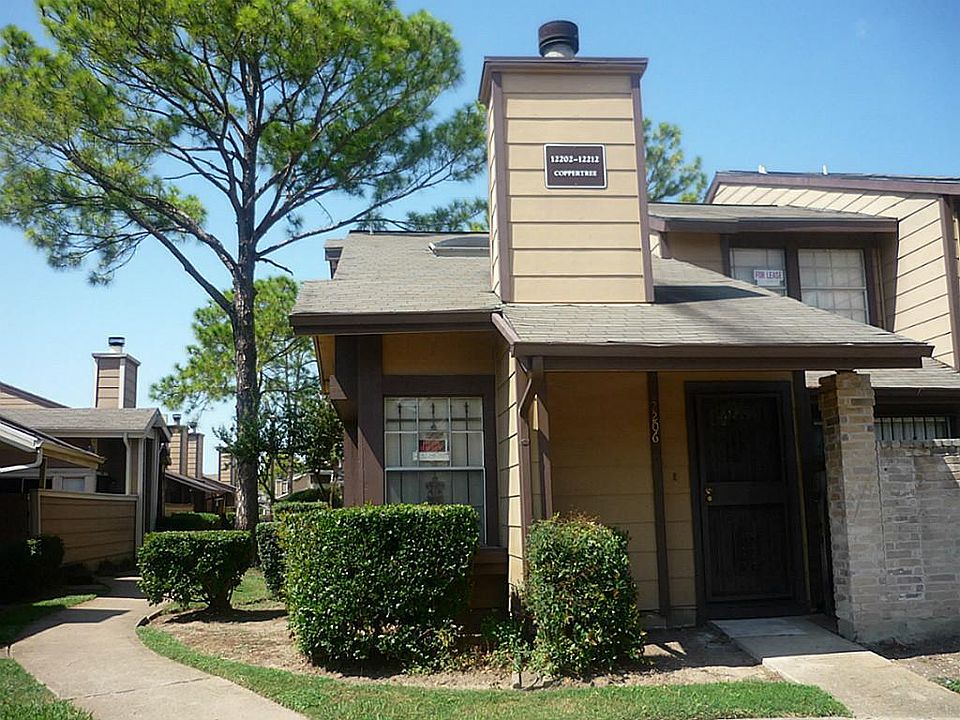 Corner unit town home with great curb appeal!