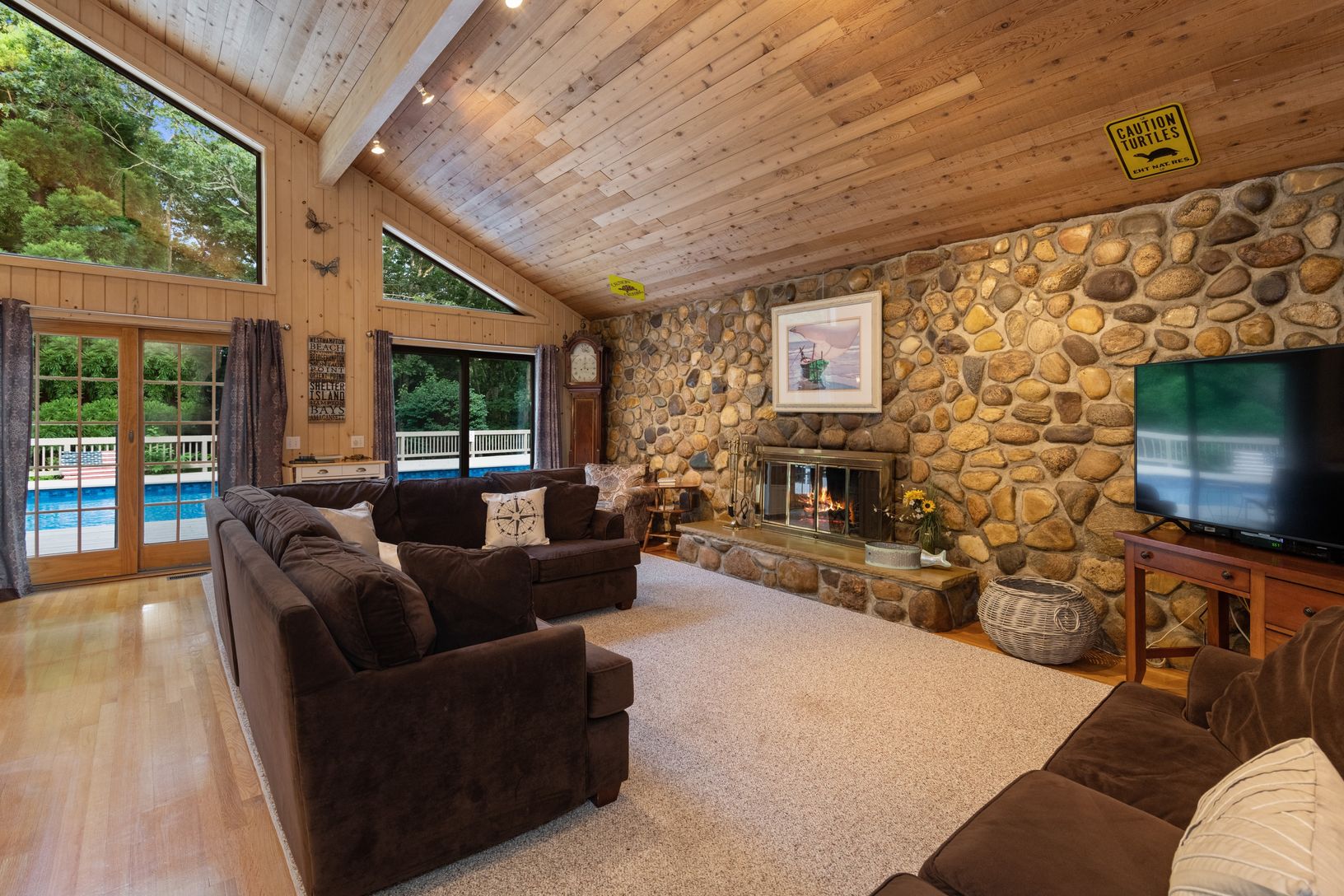  Living with vaulted ceilings and fireplace