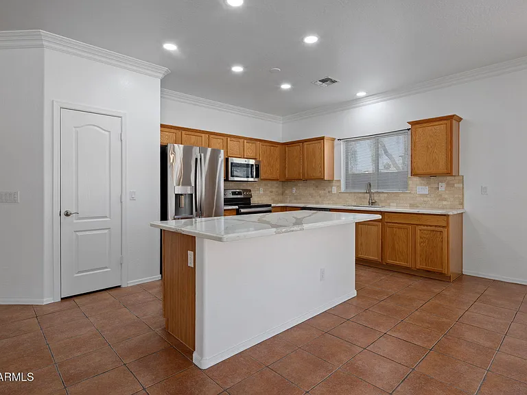 17862 W Caribbean Ln — Photo 6