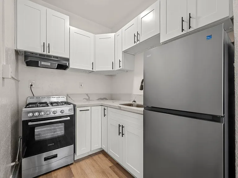 4144 W Adams Blvd — Photo 2