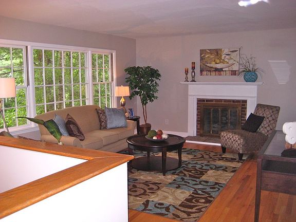 Living rm w hardwood floor