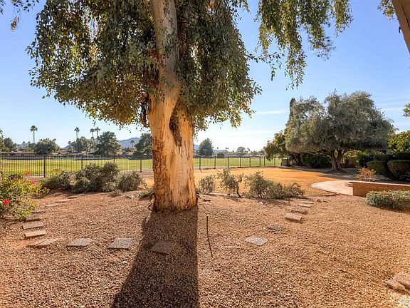 3rd image of 27 W Moon Valley Dr