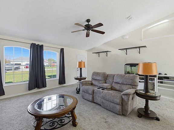 3rd image of 133 Juniper Loop Cir