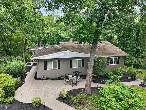 5th image of 60 Laurel Dr