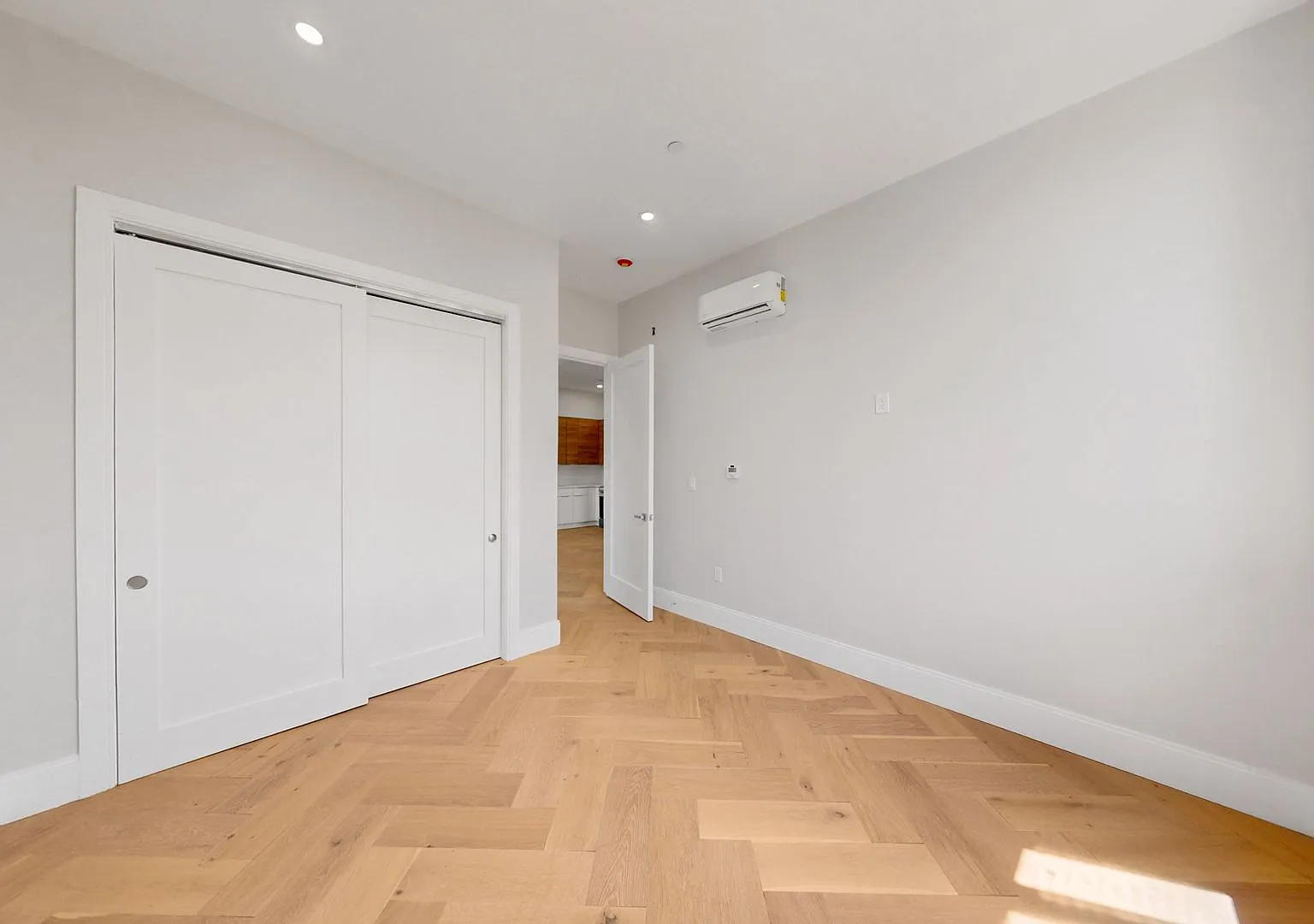 Spacious modern 2 bed in Newton available NOW! — Photo 3
