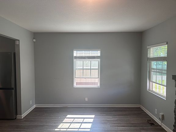 4th image of 2422 Parkway Dr