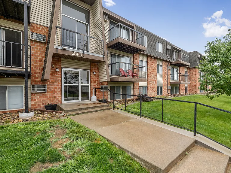 Country Bluff Apartments — Photo 35