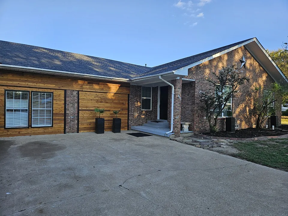 211 Francis Dr