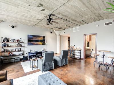 2205 McKinney St APT 403, Houston, TX, 77003