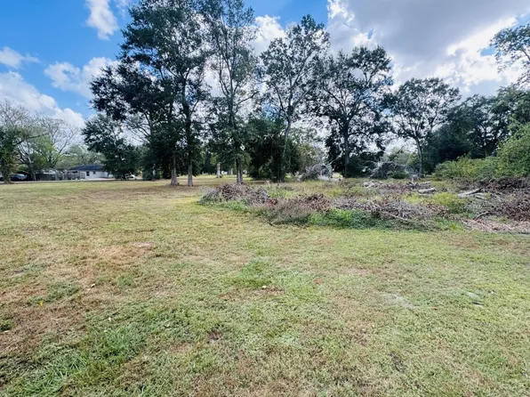 Hazel St, Dayton, TX 77535
