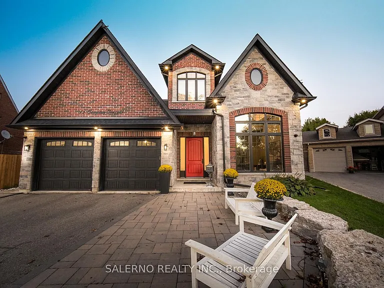 11 Compton Cres — Photo 1