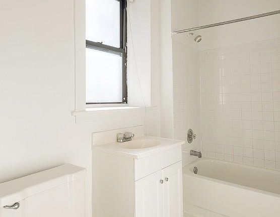 5th image of 821 W Waveland Ave APT 2S