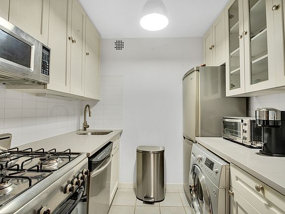 3rd image of 10 Christopher St APT 4C
