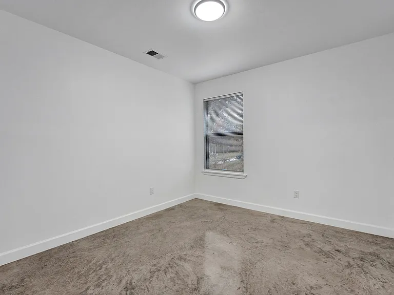 927 Seattle St — Photo 5