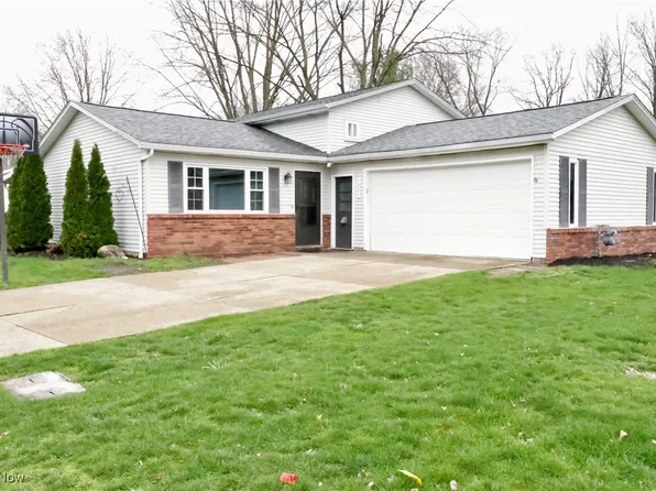 1001 Plymouth Dr, Grafton, OH 44044