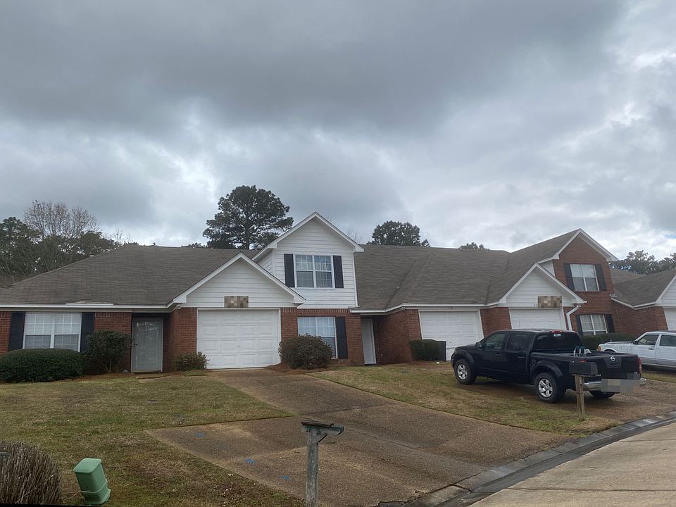 2nd image of 424 Woodlake Ln
