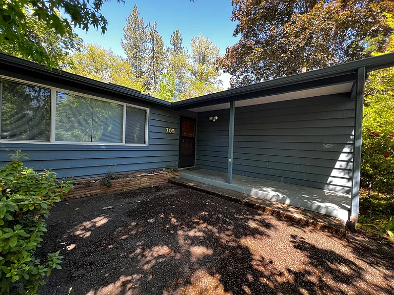 305 E 39th Ave — Photo 3