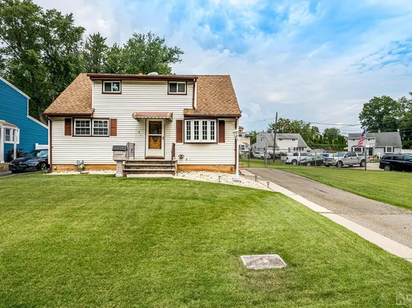 18 Clembil Ct, Hopelawn, NJ 08861