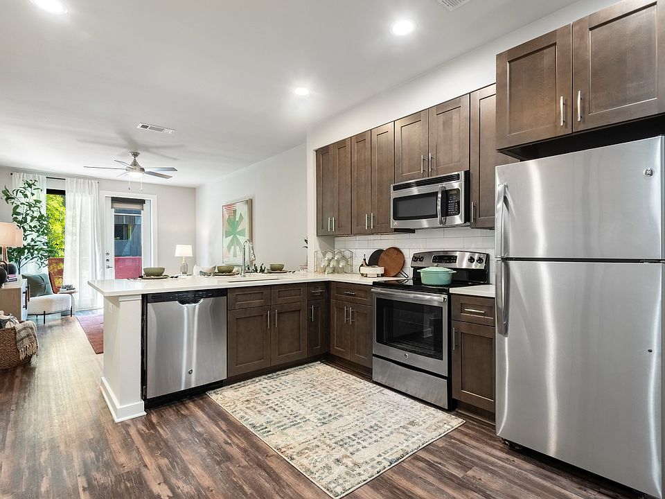 Open-Concept Kitchen with Island Seating & Modern Finishes