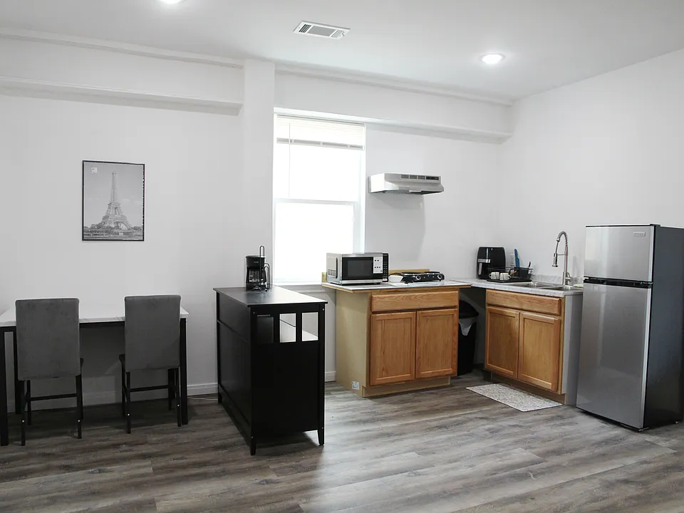 1325 East St #1