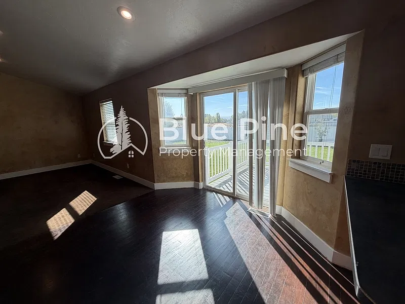 6 bed, 3.0 bath, 2703 sqft, $2,200 — Photo 4