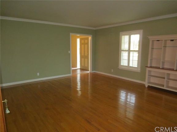 Living room with crown molding-view towards front door