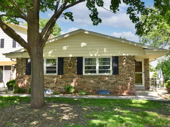 17610 Nassau DRIVE, Brookfield, WI 53045