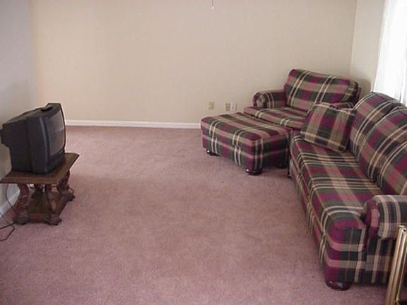 Family room, new carpet throughout!
