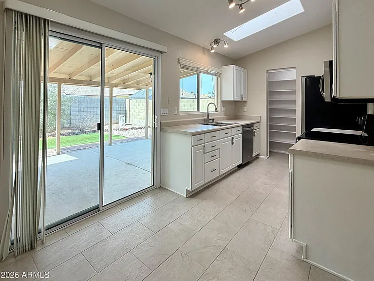 3005 W Ross Ave — Photo 5