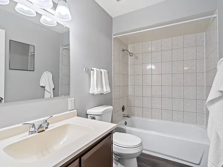 Unit 563-409 Bathroom | Apartment Homes For Rent in Bartlett, IL | Bartlett Lakes