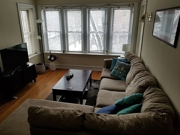 3rd image of 1400 W Cuyler Ave #2e