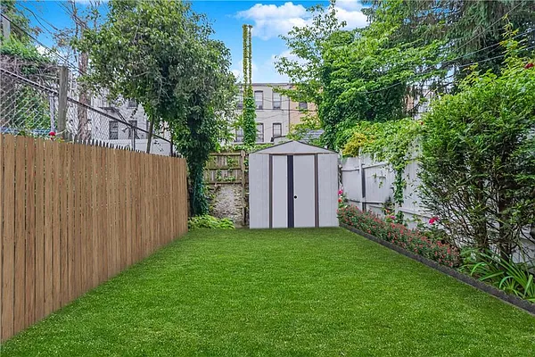 Sold by Remax Edge | media 27