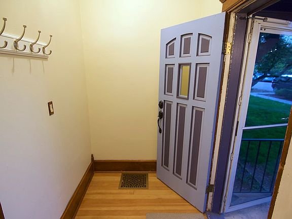 Entry - Coat / Mail Room