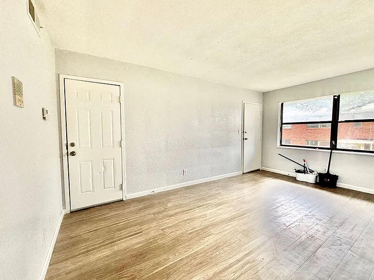 82 West — Photo 17