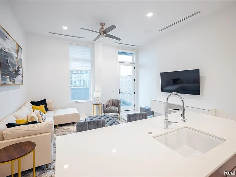 400 S Old Woodward Ave #207 — Photo 23