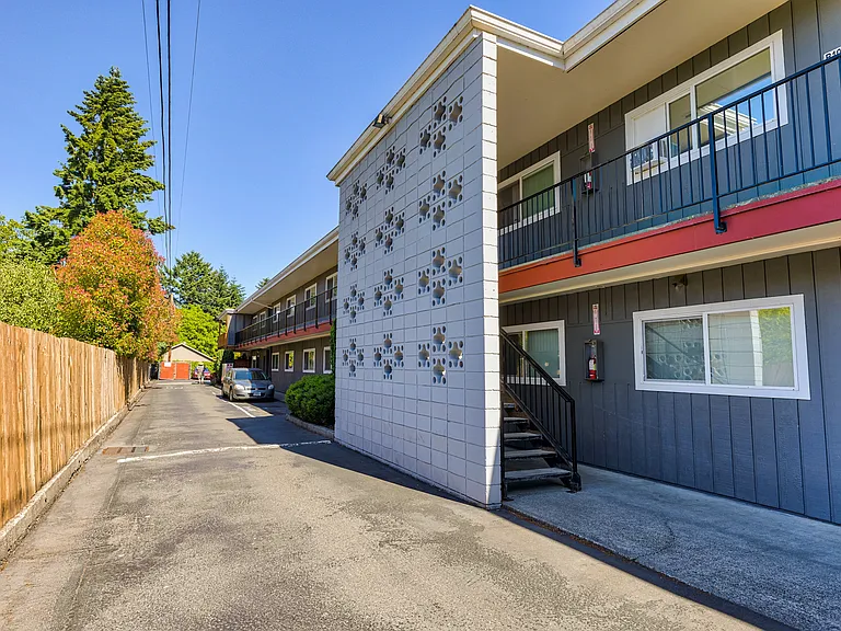 Camille Court Apartments — Photo 12